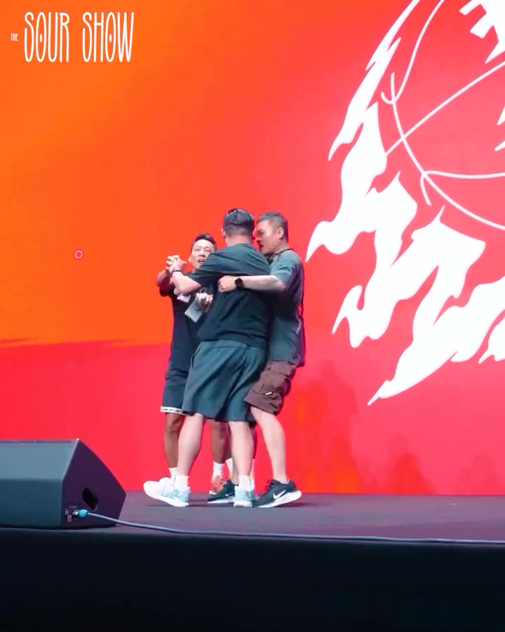 詹姆斯中国行花絮：狂热球迷冲上舞台被带走 詹姆斯无奈摇头微笑