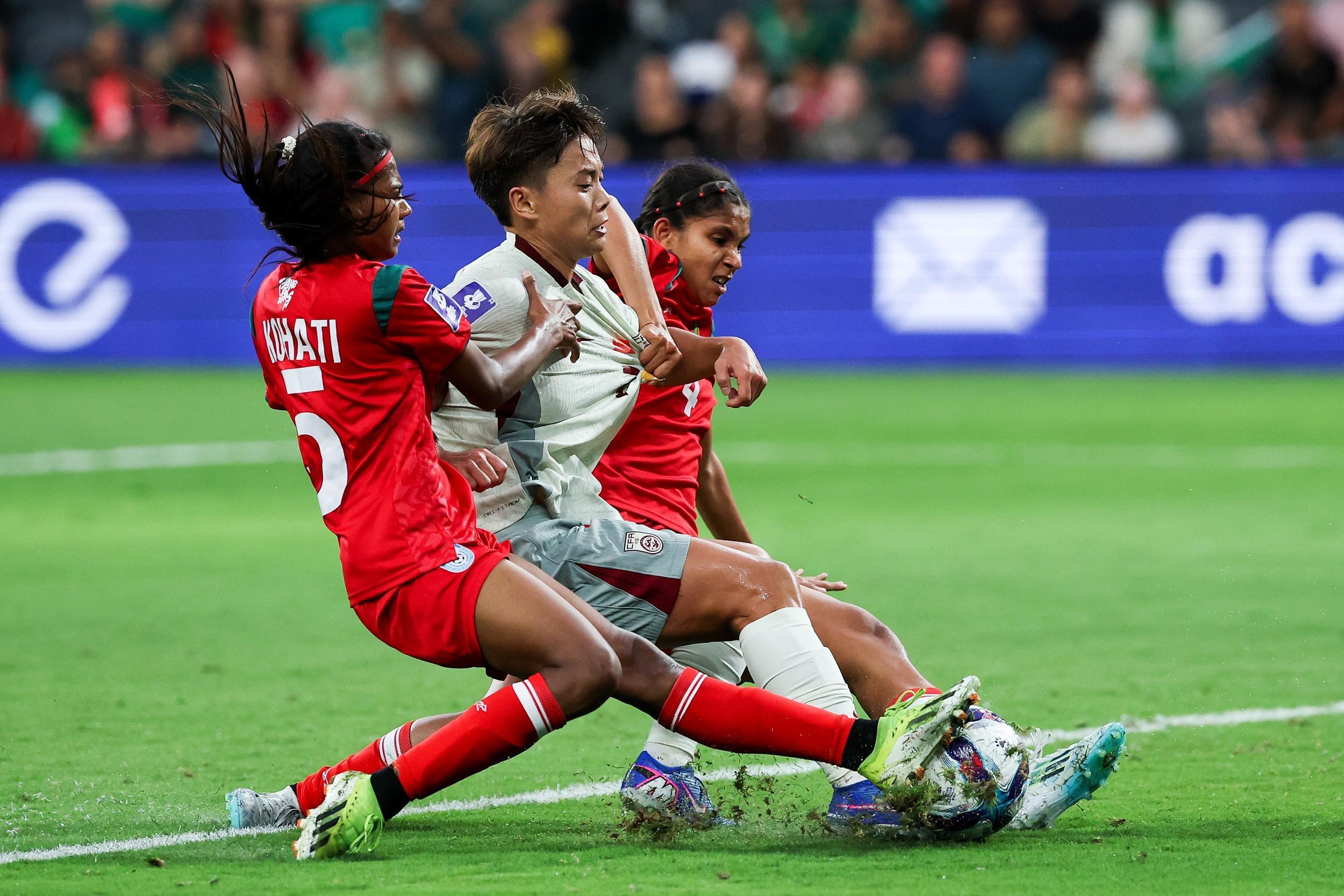 开云平台-黄健翔：女足前20分钟踢得有些凌乱，但拿下比赛不成问题