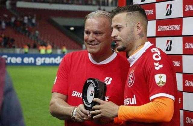 开云官网-捐百万 除对足球的爱 还因不差钱 他家有49亿美元